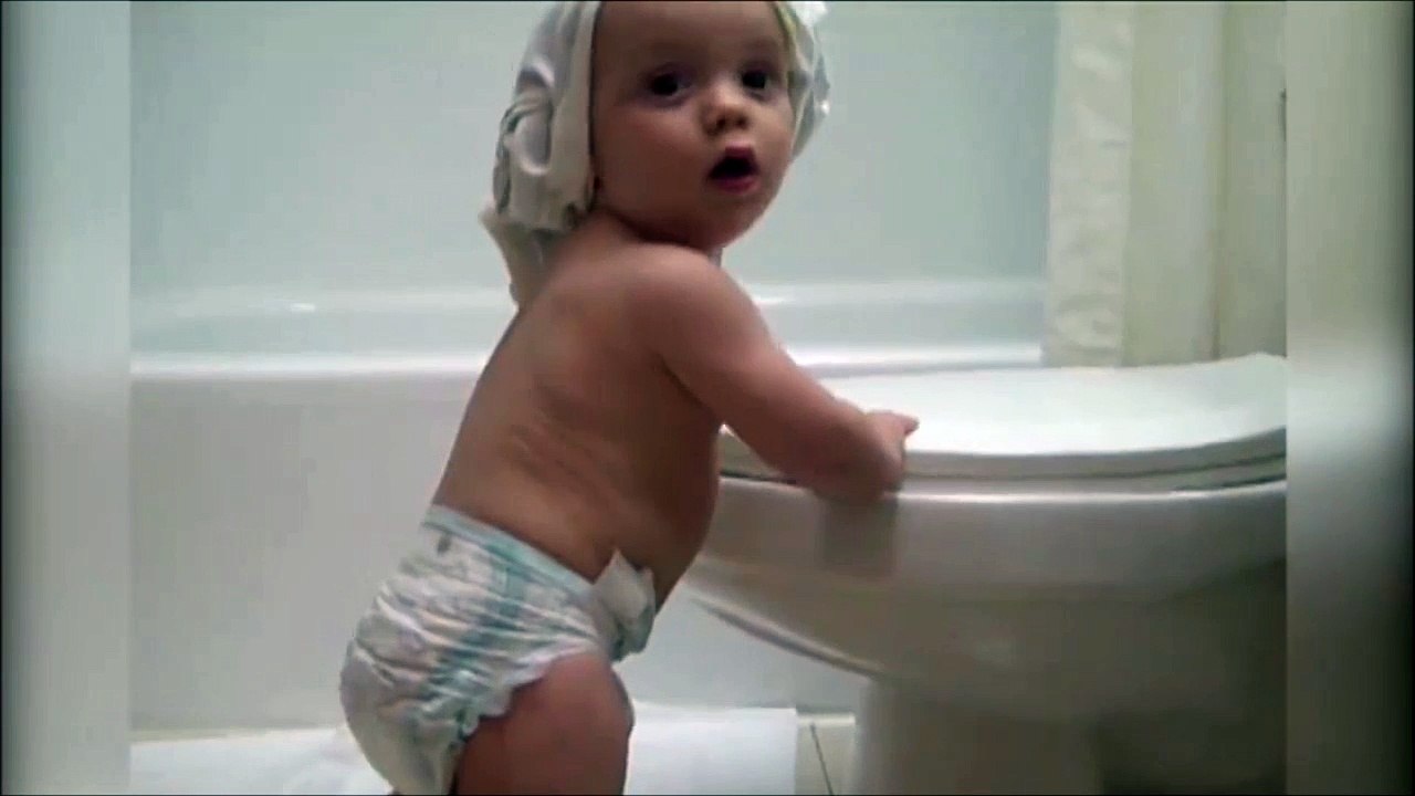 La tête de ce bébé qui se coince le doigt! Trop drole