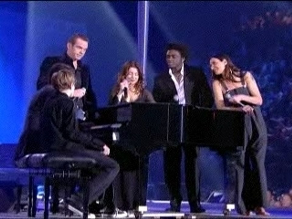 Les Enfoires - Qui a le droit ( Zazie, Isabelle Boulay, Corn