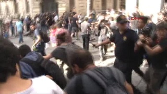 Taksim'de Lgbti Üyelerine Polis Müdahalesi