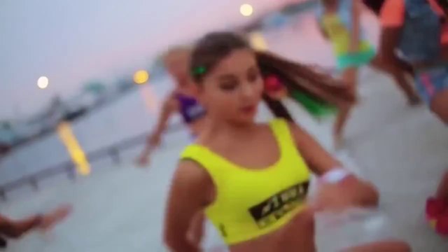 Красотки отжигают под ламбаду. Наши тоже могут удивлять