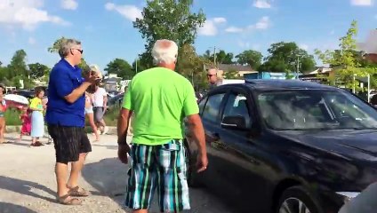 Un homme explose la vitre d’une BMW avec une grosse pierre pour sauver un chien