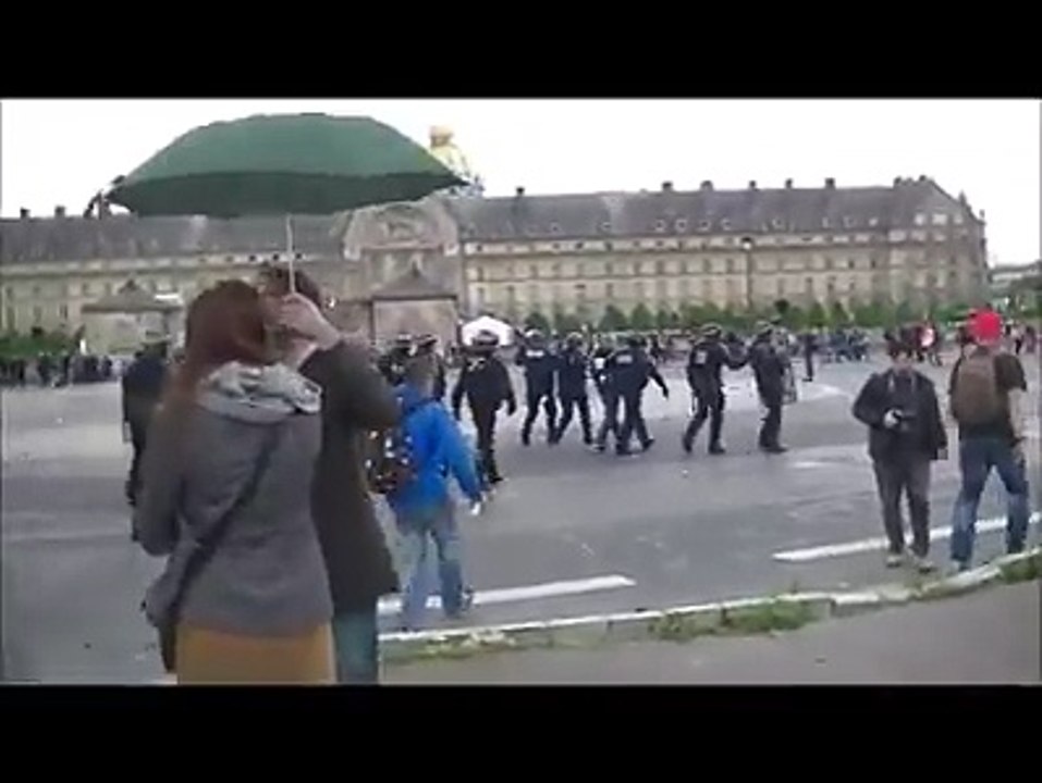 Un CRS et un manifestant joue à Chat-perché