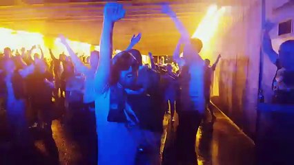 Euro 2016 un policier chante avec les supporters irlandais