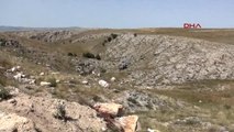 Eskişehir Freni Boşalan Kamyon Kayalara Çarptı; 2 Yaralı