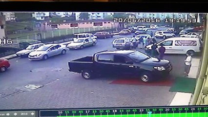 TRAFİK POLİSİ METRELERCE SÜRÜKLENDİ... İŞTE O ANLAR...