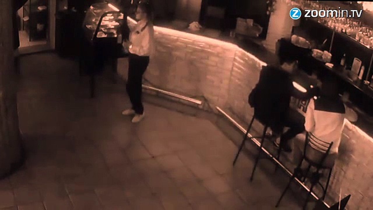 Passa a mão na bunda da garçonete e leva porrada