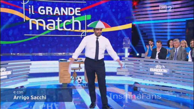 I commentatori de Il Grande Match fanno un regalo a Flavio Insinna