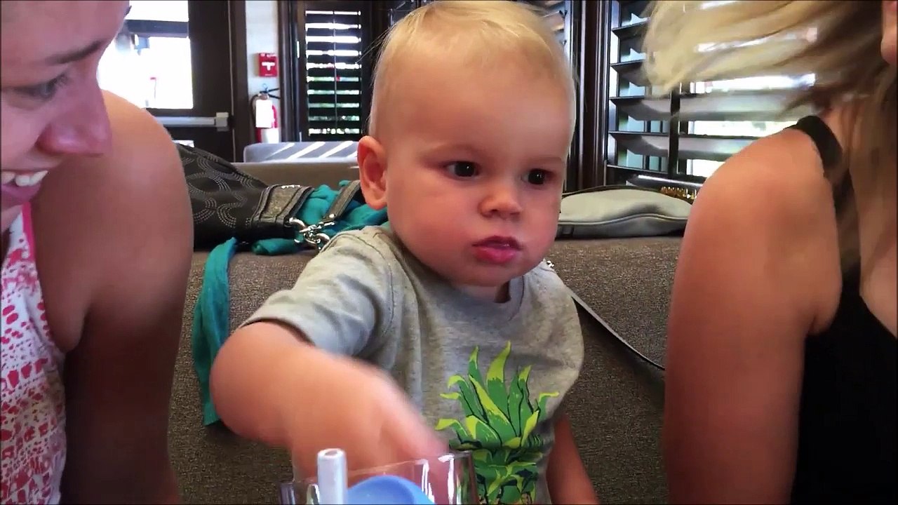 Ce bébé mange toutes les cranberrys même s'il n'aime pas ça haha