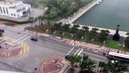 Des meubles de terrasse s'envolent en pleine tempête à Miami