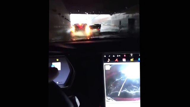 Cette voiture Tesla roule dans 1 mètre d'eau sans problèmes ! Inondations à Moscou - Tesla Model S swimming.