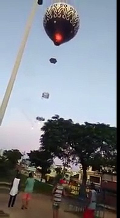 Milliers de feux d'artifices tirés d'une montgolfière au dessus d'un quartier au Brésil