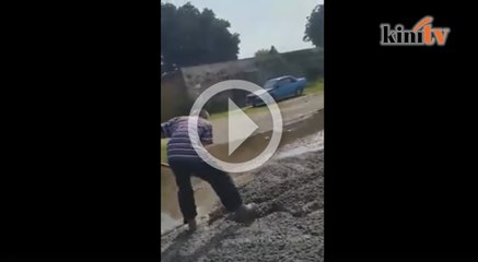 Video lelaki turap jalan guna duit sendiri di Subang