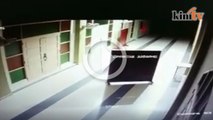 Video: Misteri penghadang bergerak sendiri di Masjid terungkai