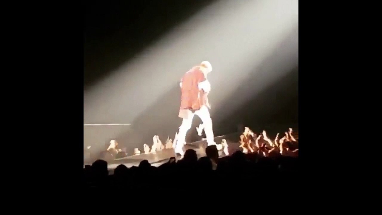 Justin Bieber tombe dans une trappe sur scène
