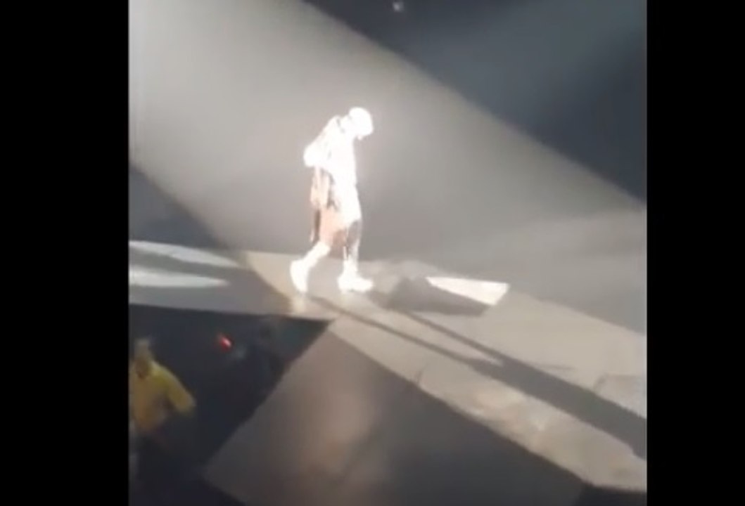 Justin Bieber chute dans un trou en plein concert!
