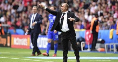 Fatih Terim'e Küfredilince Damatları Tribünde Kavga Etti