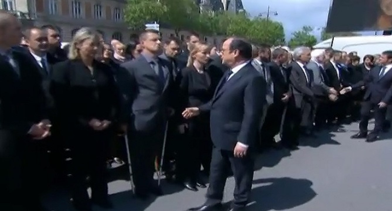 François Hollande et Manuel Valls prennent un vent par un policier pendant la cérémonie d’hommage!