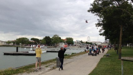 Semaine du nautisme à La Rochelle - démonstration d'hélitreuillage au pied des tours