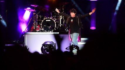 Boris met l'ambiance à la soirée Stars 90 à Namur