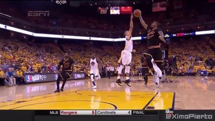 Stephen Curry contre JR Smith et enchaîne le coast to coast