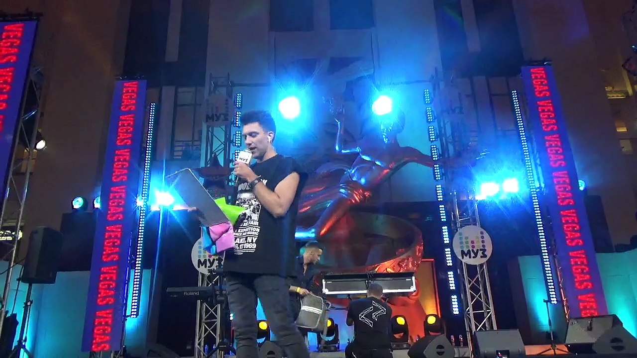 Артем Шалимов кидает Руки и разыгрывает призы