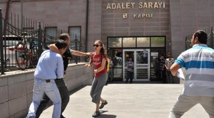 Ünlü Oyuncu Kardeşini Bıçaklayan Zanlıya Adliye Önünde Saldırdı