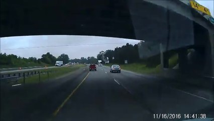 La caravane de cette voiture s'envole sur la route !