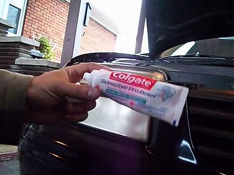 Une astuce pour nettoyer ses phares de voiture !