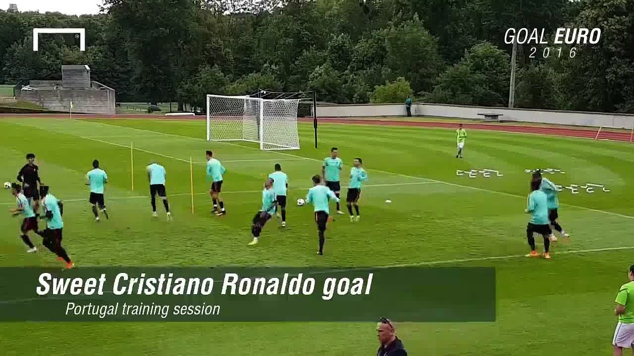 Cristiano Ronaldo met un but de derrière les cages