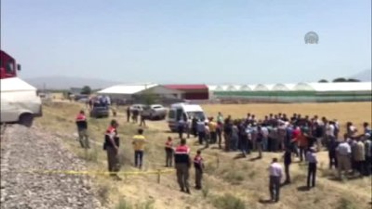 Tren Hemzemin Geçitte Minibüse Çarptı: 7 Ölü (2)