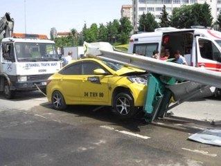 Taksi Bariyerlere Çarptı: 1 Yaralı
