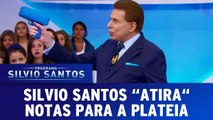 Silvio Santos atira notas para a plateia com revólver de brinquedo