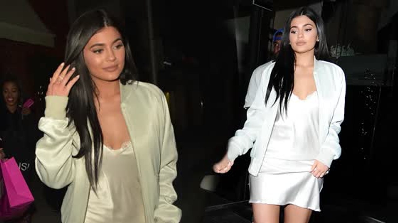 Style Alarm! Kylie Jenner geht ihm Nachthemd aus