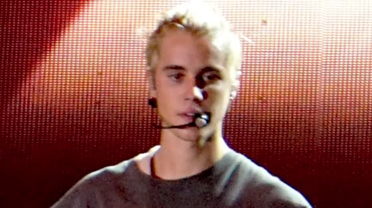 Justin Bieber stürzt von der Bühne