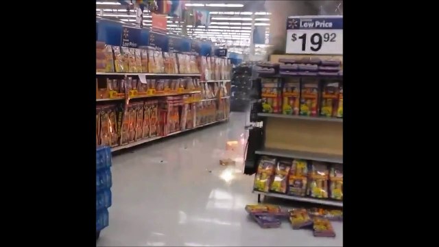 Un rayon de pétards en feu au supermarché... OUPS