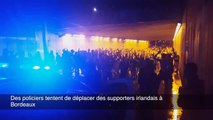 Des supporters irlandais chantent devant des policiers inefficaces