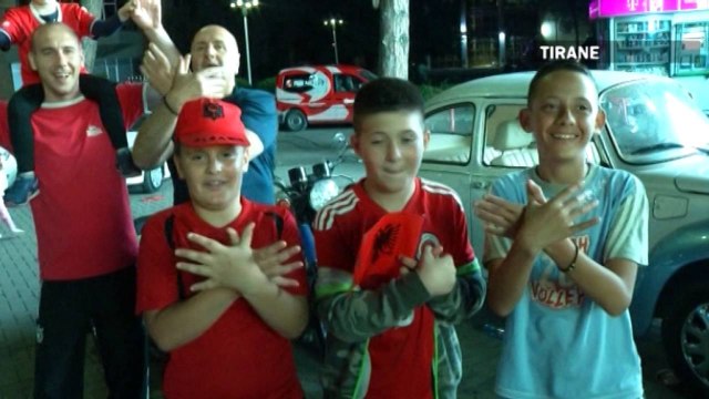 Ora News - E gjithë shqiptaria në festë pas fitores së kuqezinjve me Rumaninë