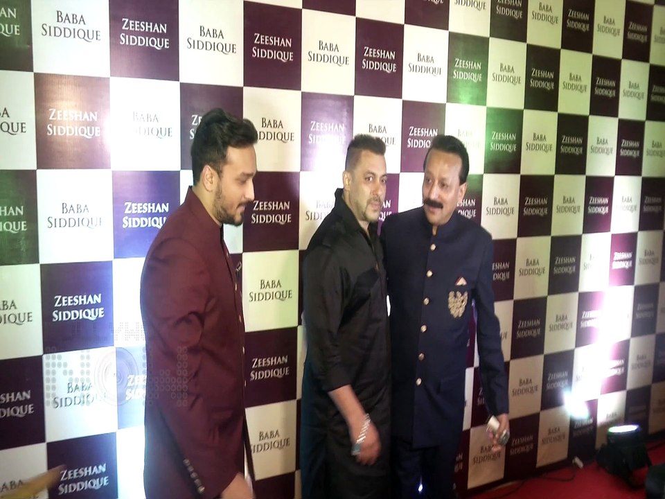 Salman Khan FULL Family At Baba Siddiqui's Iftaar Party 2016