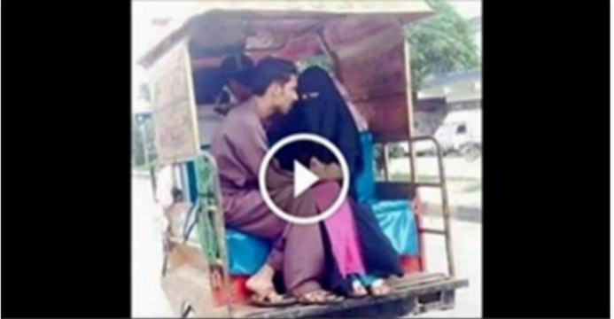 Mumbai Autowallas On Couples.... In Rickshaw