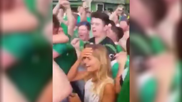 Des supporters irlandais chantent française
