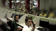 Ses collègues lui ont fait une bonne blague alors qu’ils dormaient au bureau !