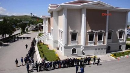 Erzurum'un Yeni Valisini Karşılamak İsteyenler Uzun Bir Kuyruk Oluşturdu