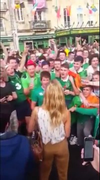 Centenas de adeptos irlandeses surpreenderam francesa que passava na rua