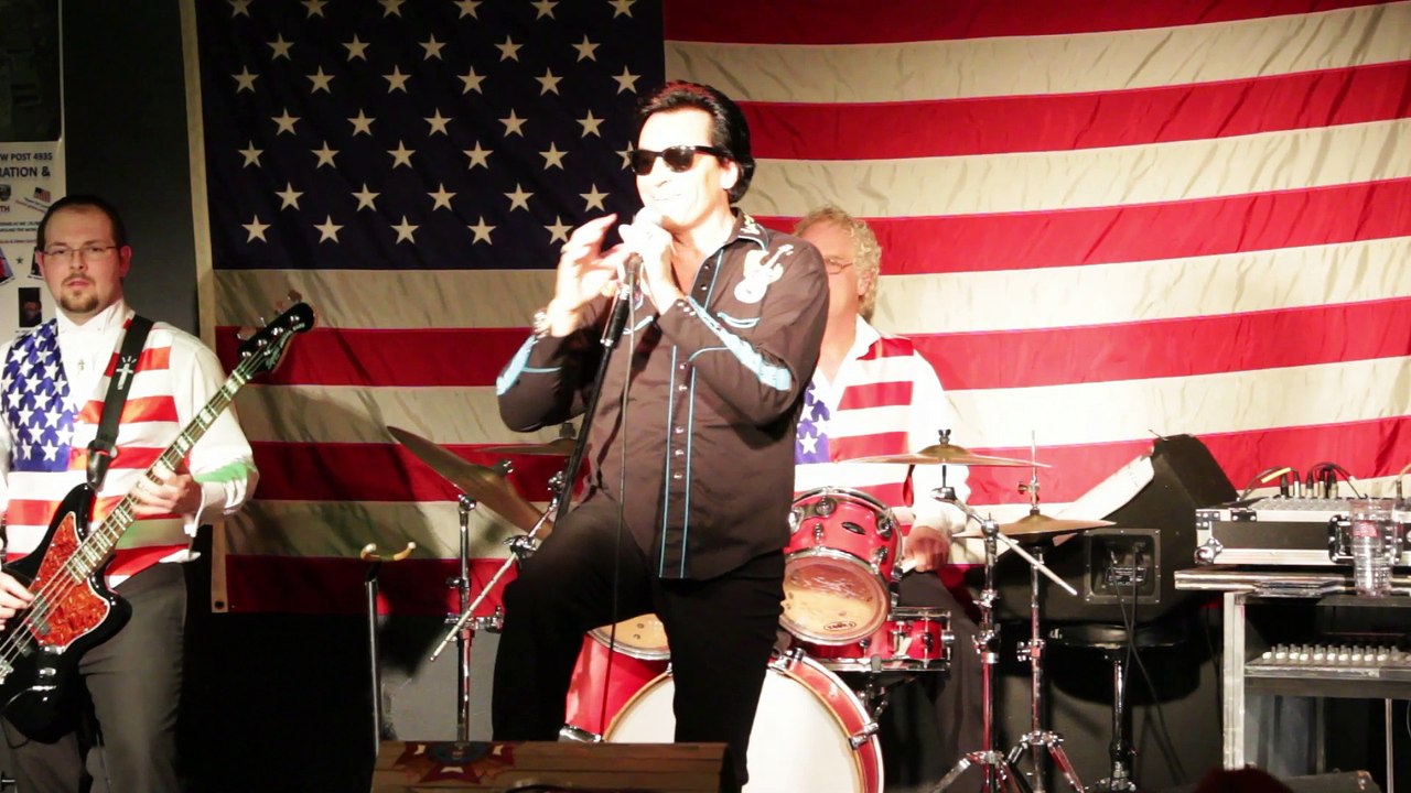 Todd Herendeen sings the Roy Orbison song 'Oh Pretty Woman' Memphis 2015