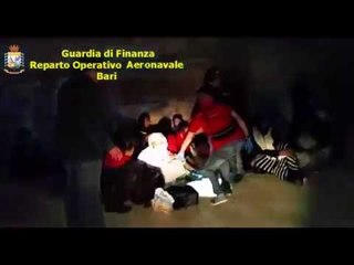 Tải video: Nuovo sbarco di migranti in Salento, il video dell'operazione