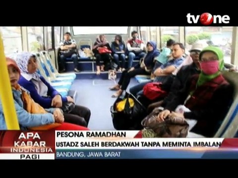 Unik, Ustaz Ini Menyebarkan Dakwah di Dalam Bus