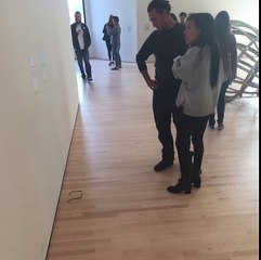 Ragazzo mette occhiali al moma, la gente li scambia per opera d'arte