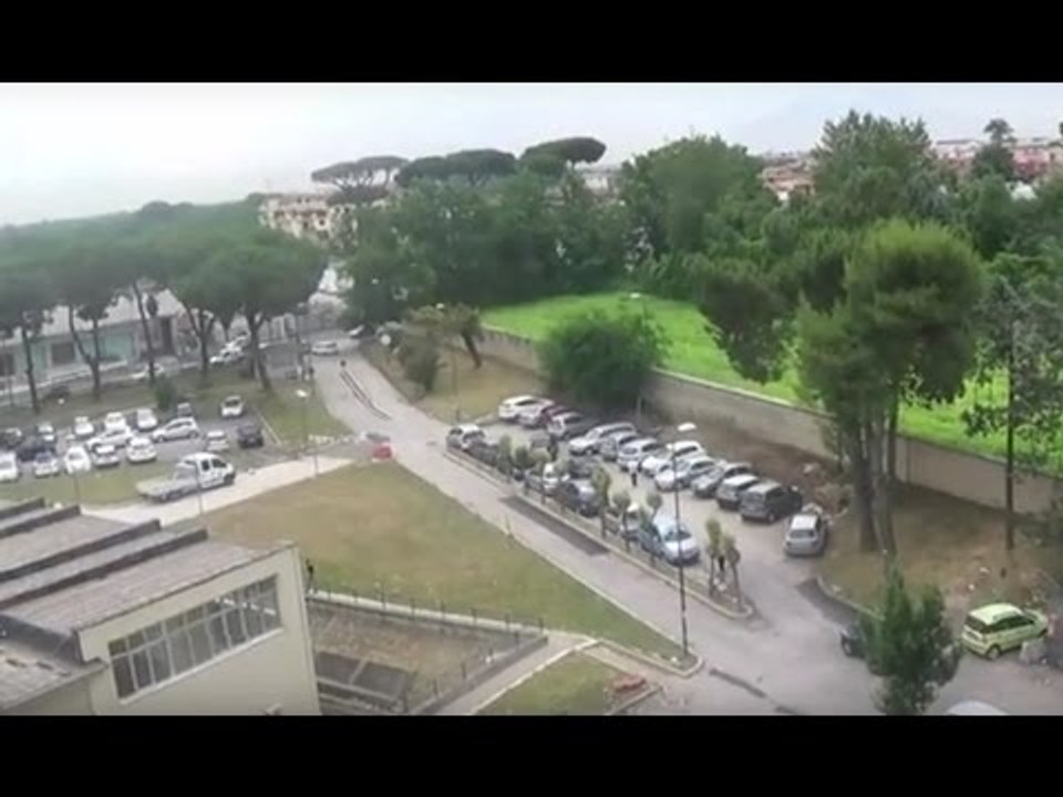 Aversa (CE) - Rimosse le erbacce dall'area verde dell'ospedale (17.06.16)