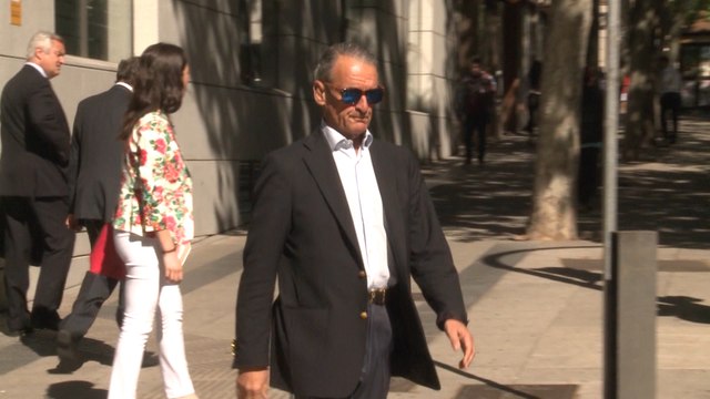 Mario Conde entrega su pasaporte en la Audiencia Nacional