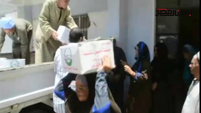 توزيع كراتين رمضان على الأسر الأكثر احتياجا بالعدوة